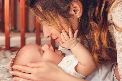 Mutter mit Baby / iStock/YouraPechkin Mutter mit Baby